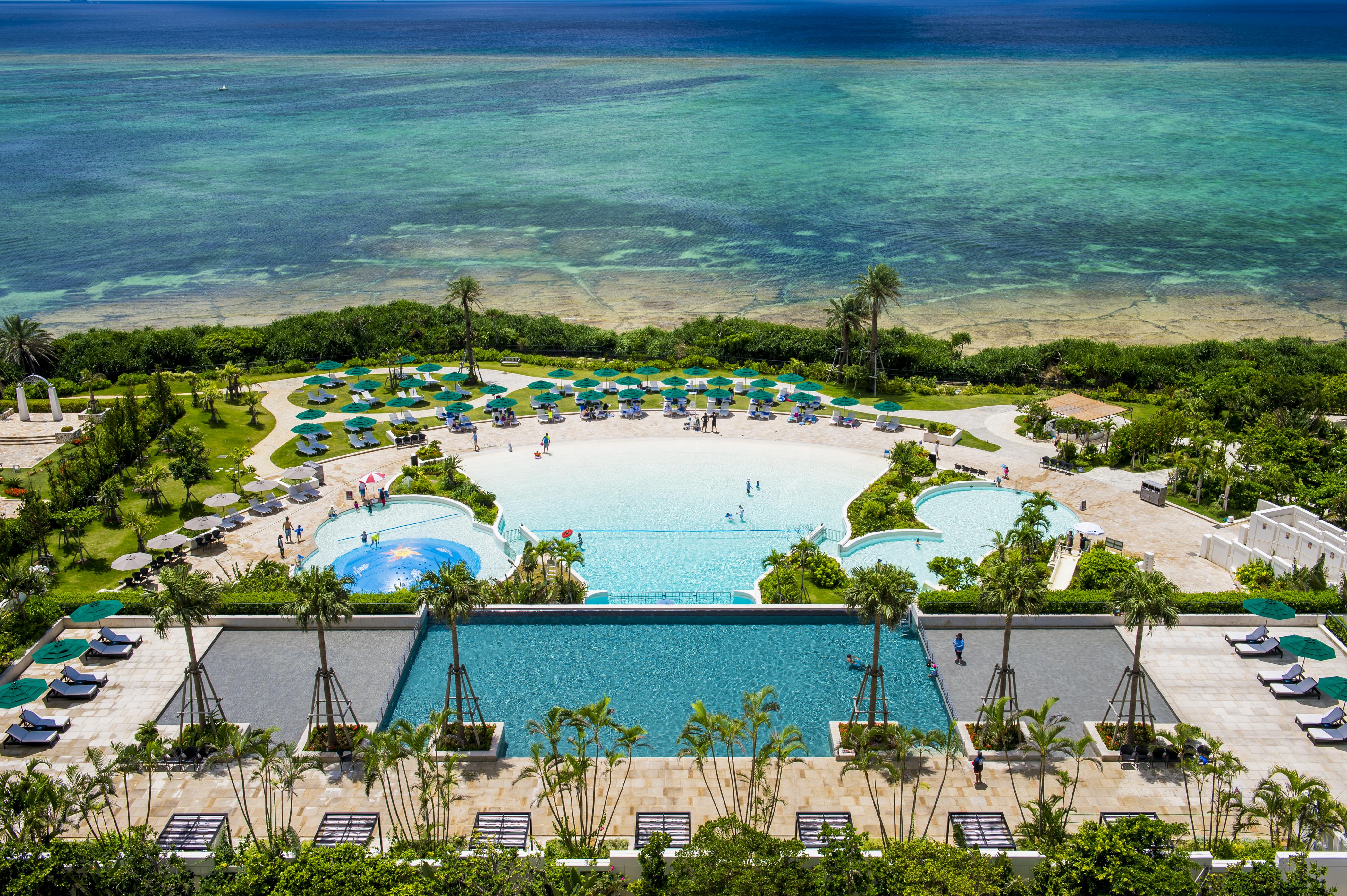 Hotel Monterey Okinawa Spa & Resort Onna Exterior foto Aerial view of the pool