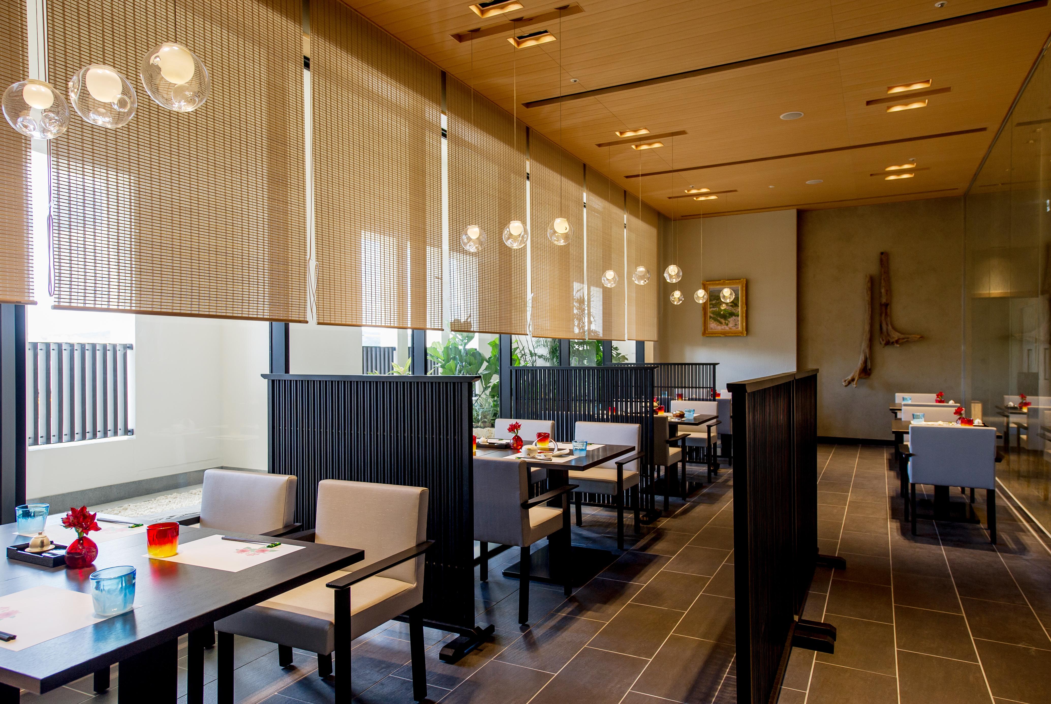 Hotel Monterey Okinawa Spa & Resort Onna Exterior foto Interior of a restaurant in Japan
