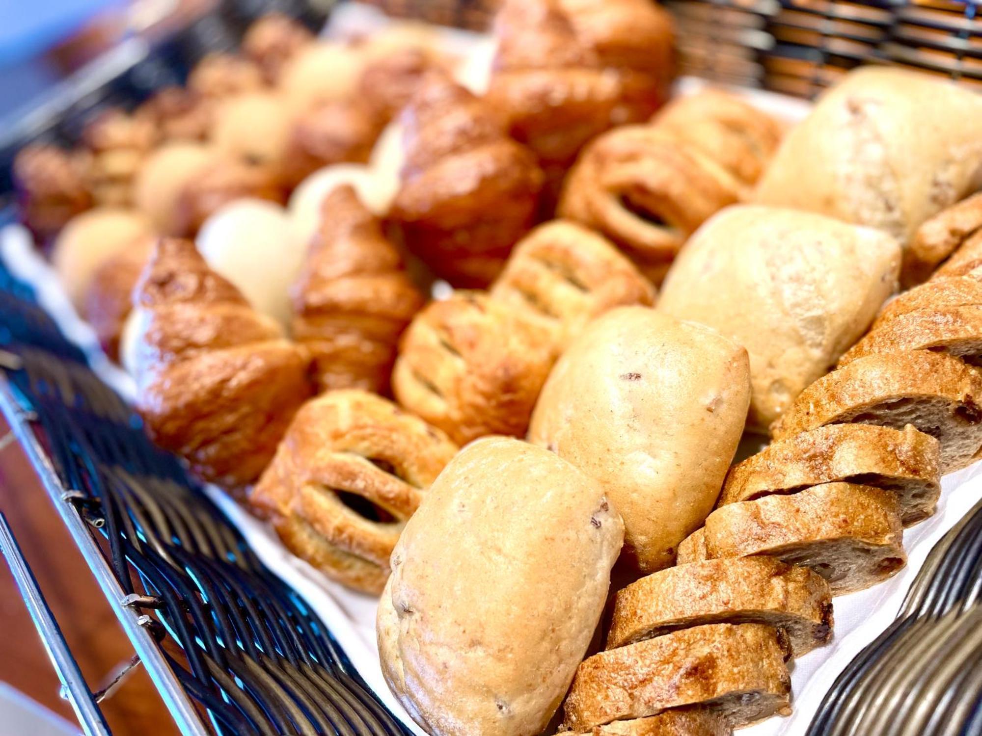 Hotel Monterey Okinawa Spa & Resort Onna Exterior foto A selection of bread